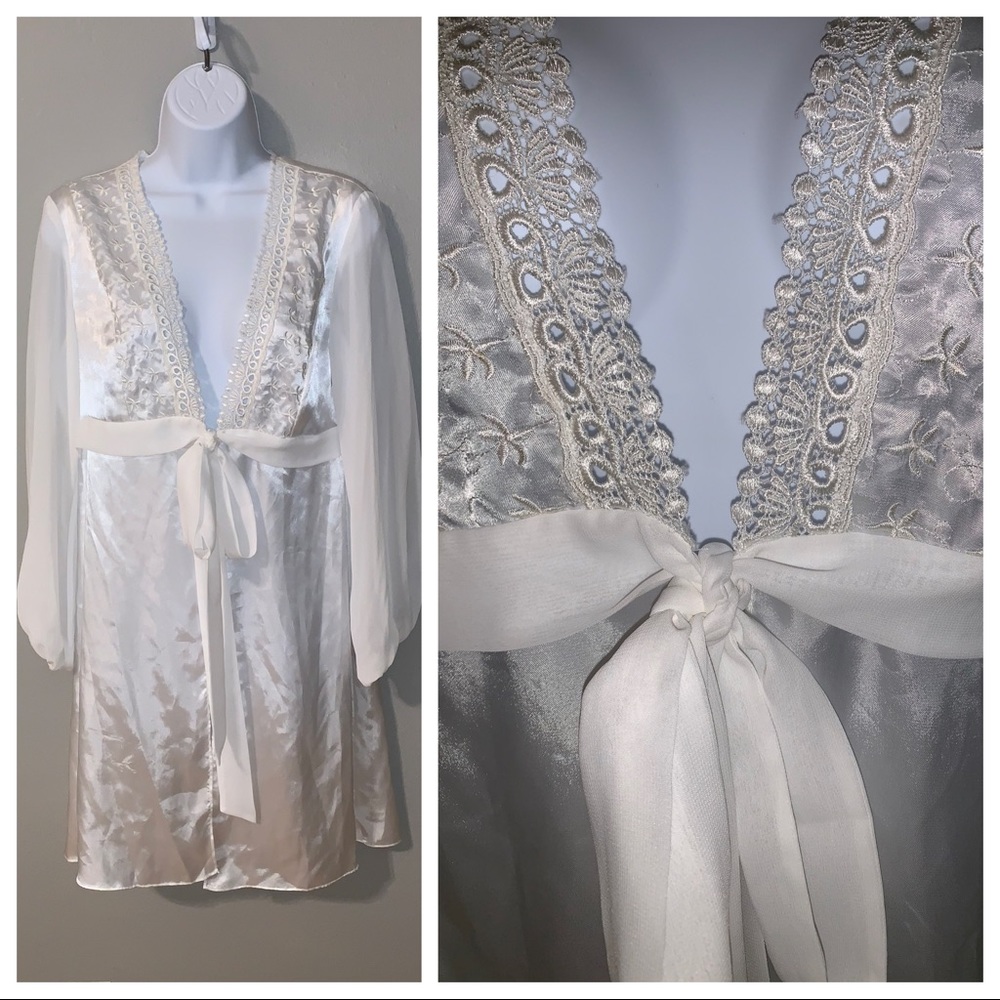 Ivory Robe Satin Small - Picture 2 of 5